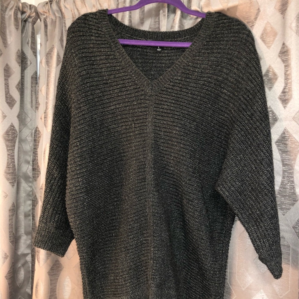 Quarter sleeve sweater